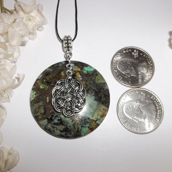 Celtic Knot Necklace with Green Gemstone NWT 5315 - Picture 2 of 8